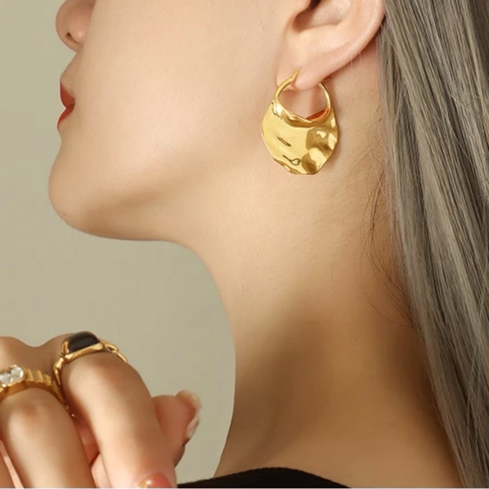 Gold-Plated Irregular Handbag Shaped Huggies